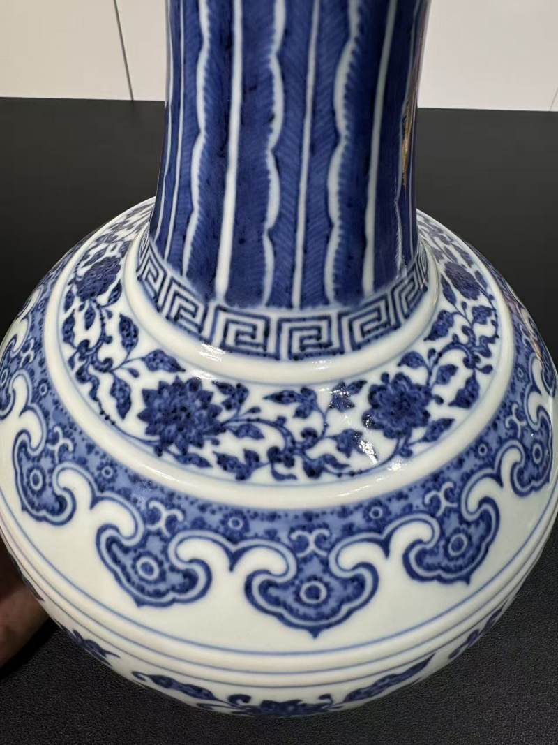 清乾隆 青花缠枝莲纹赏瓶 - 图5