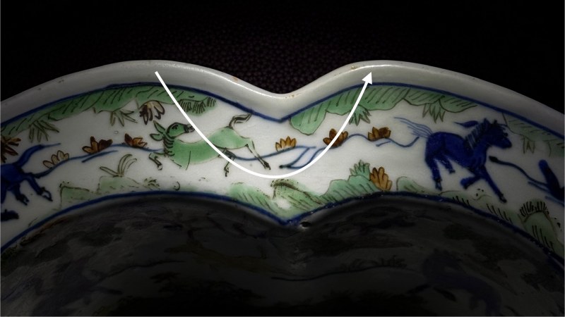 明万历 五彩瑞兽图花口折沿洗 - 图16