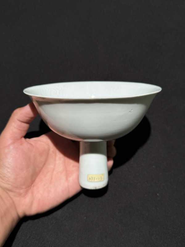 明 白釉暗刻缠枝花卉纹高足碗 - 图6