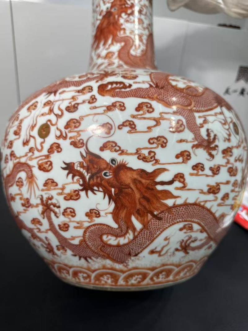 清同治 矾红九龙纹天球瓶 - 图6