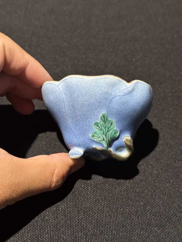 清乾隆 粉彩堆塑秋菊、玉兰花杯一组两只 - 图5