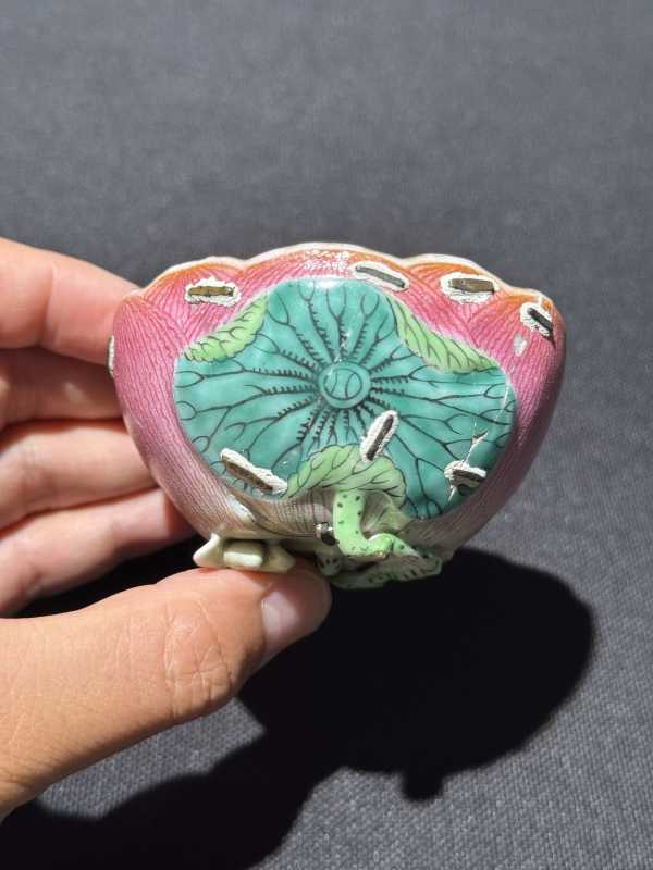 清乾隆 粉彩堆塑仿生山茶、菊花、荷花杯一组三件 - 图16