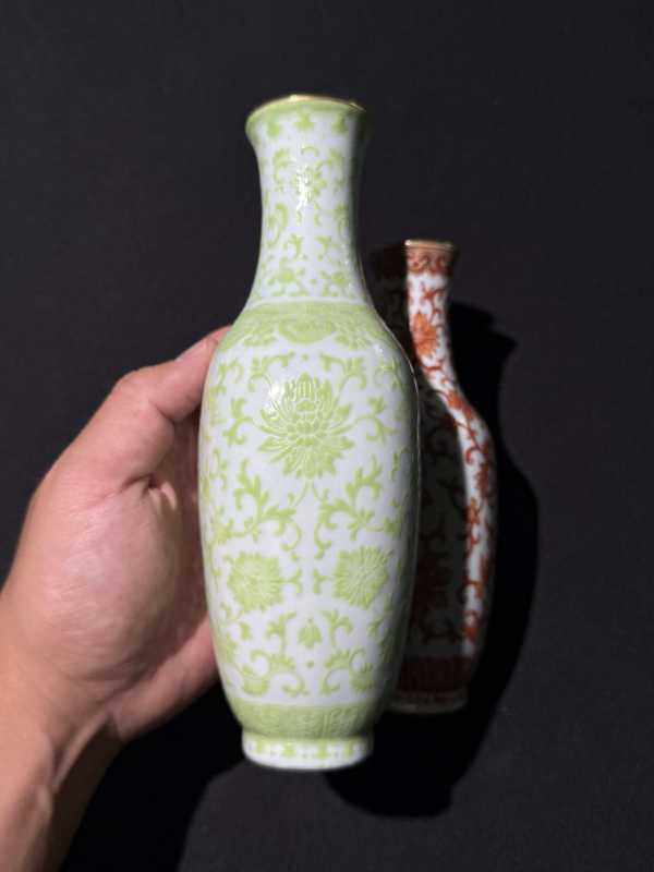 清乾隆 矾红绿料彩缠枝宝相花福寿如意纹海棠双联瓶 - 图12