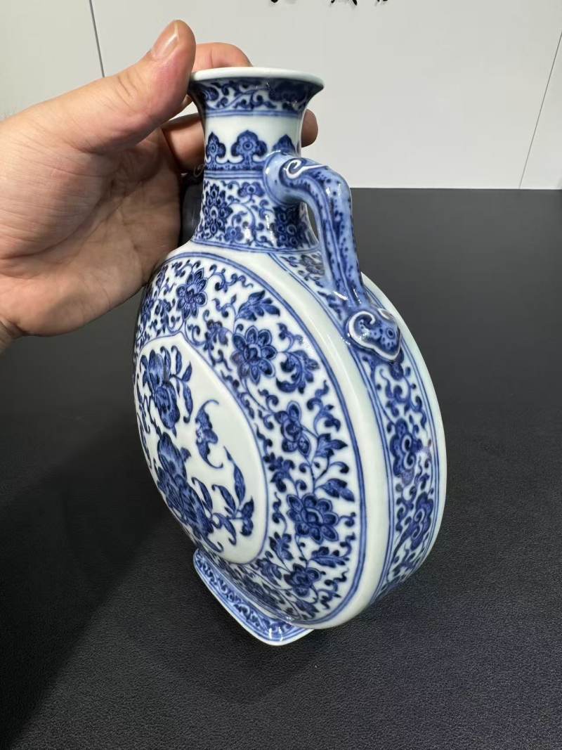 清乾隆 青花缠枝花卉福寿纹抱月瓶 - 图5