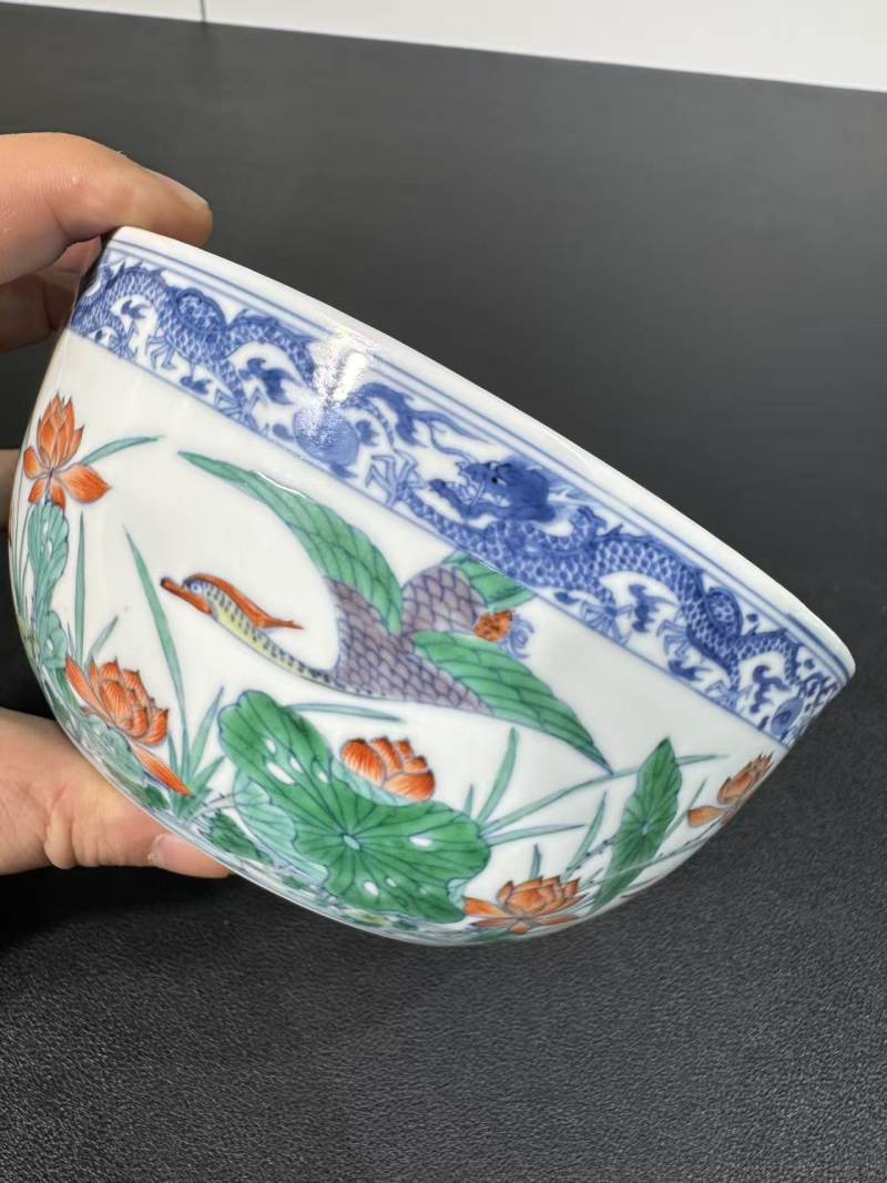 清康熙 斗彩云龙荷塘鸳鸯纹卧足碗 - 图6