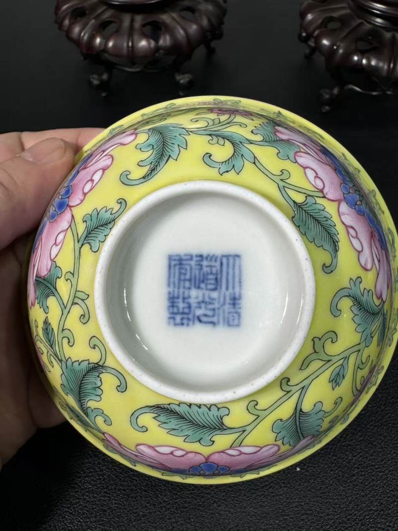 清道光 黄地洋彩缠枝牡丹纹宫碗一对 - 图13