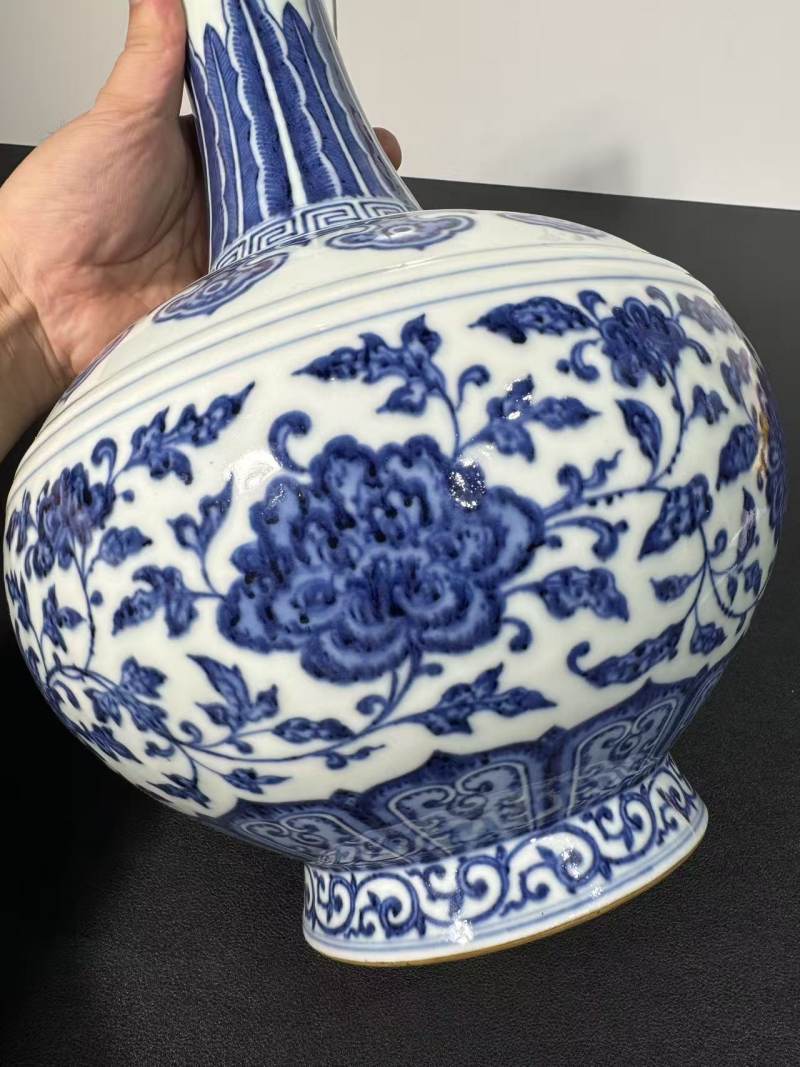 清乾隆 青花缠枝莲纹赏瓶 - 图6