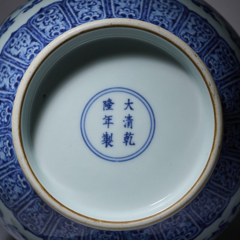 清乾隆 青花缠枝莲纹玉壶春瓶 - 图6