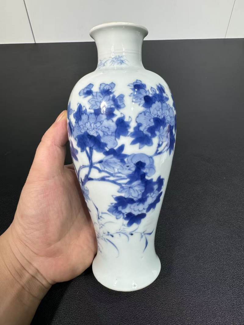清康熙 青花洞石花蝶纹小观音瓶 - 图2
