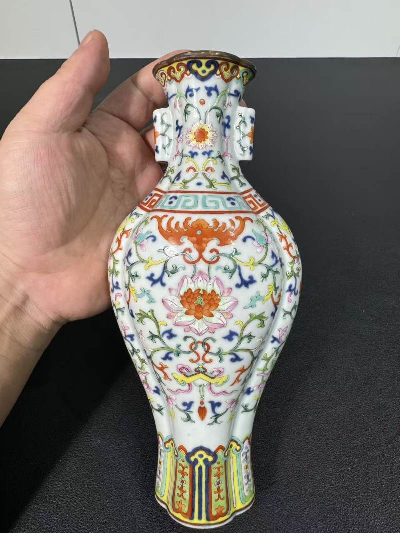 清乾隆 青花加彩缠枝花卉贯耳海棠瓶 - 图2