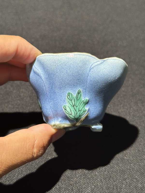 清乾隆 粉彩堆塑秋菊、玉兰花杯一组两只 - 图6