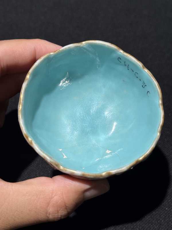 清乾隆 粉彩堆塑仿生山茶、菊花、荷花杯一组三件 - 图17