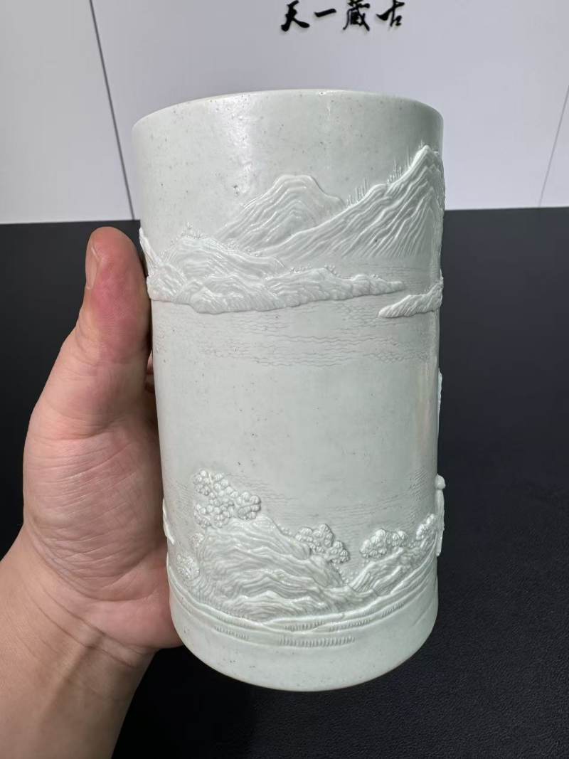 清道光 湖水绿釉刻瓷湖畔寻幽纹笔筒 - 图5