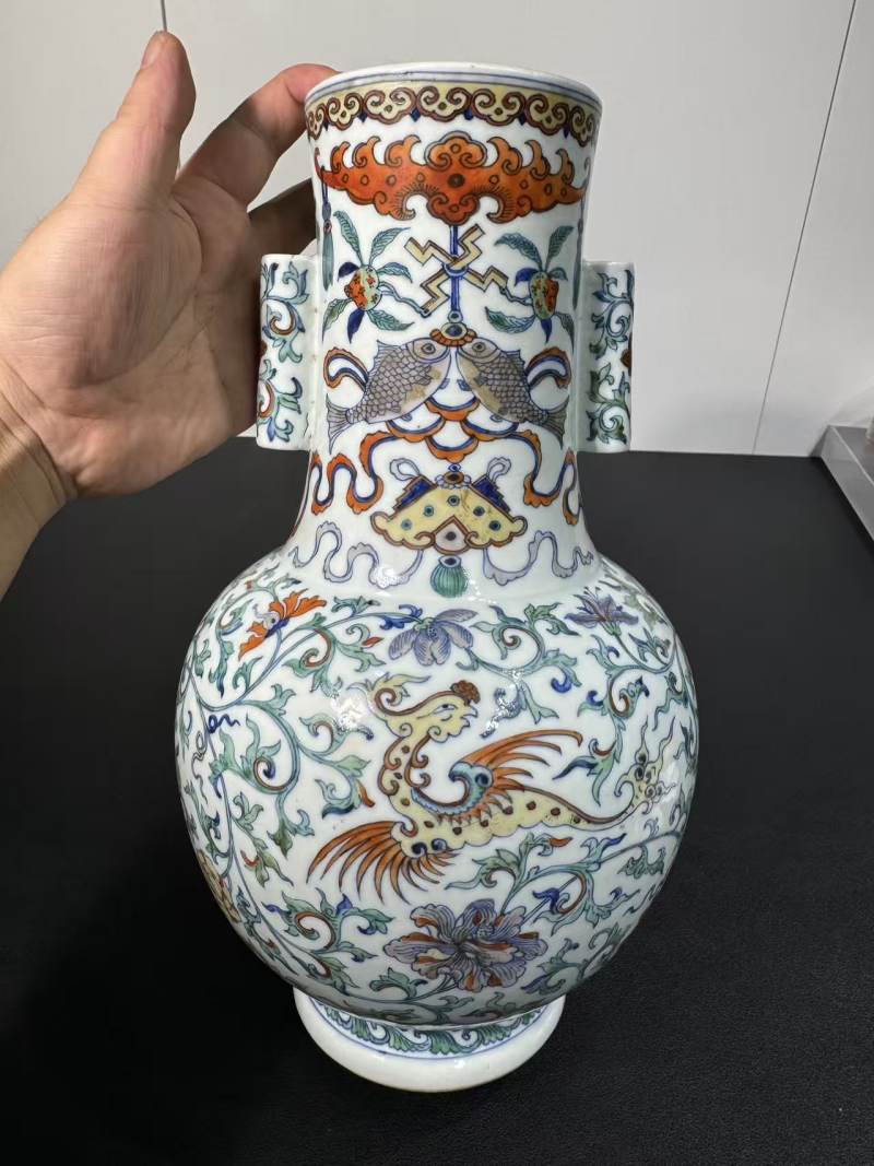 清乾隆 斗彩福庆有余夔凤纹贯耳瓶 - 图3
