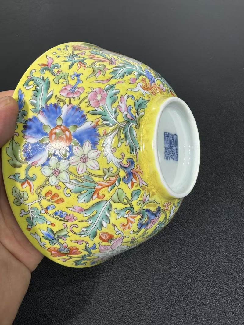 清道光 黄地洋彩缠枝花卉内五蝠纹碗 - 图6