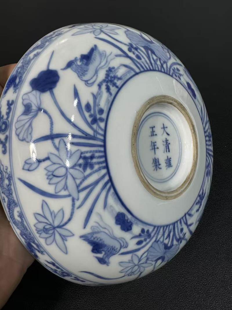 清雍正 青花荷塘鸳鸯卧足盘 - 图6