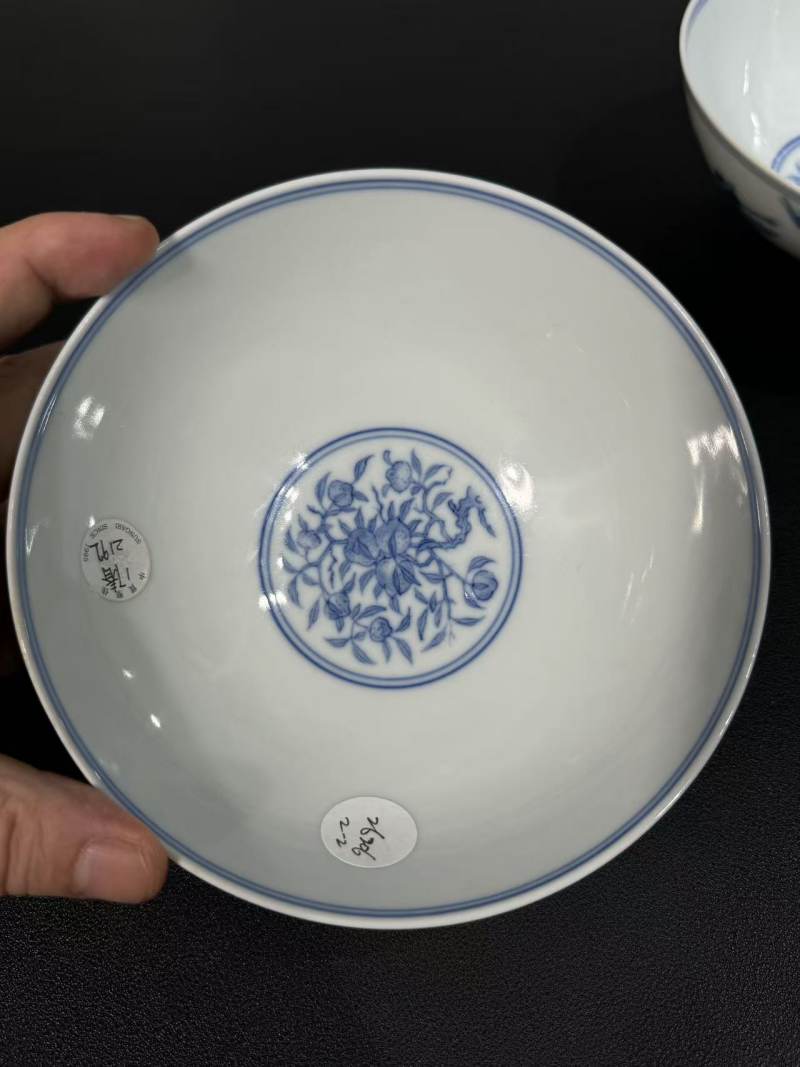 清雍正 青花内九桃纹外八鹤碗一对 - 图9