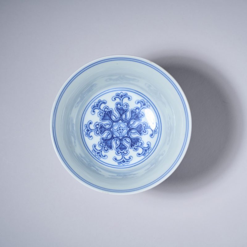 清乾隆 青花缠枝莲托梵文高足杯 - 图4