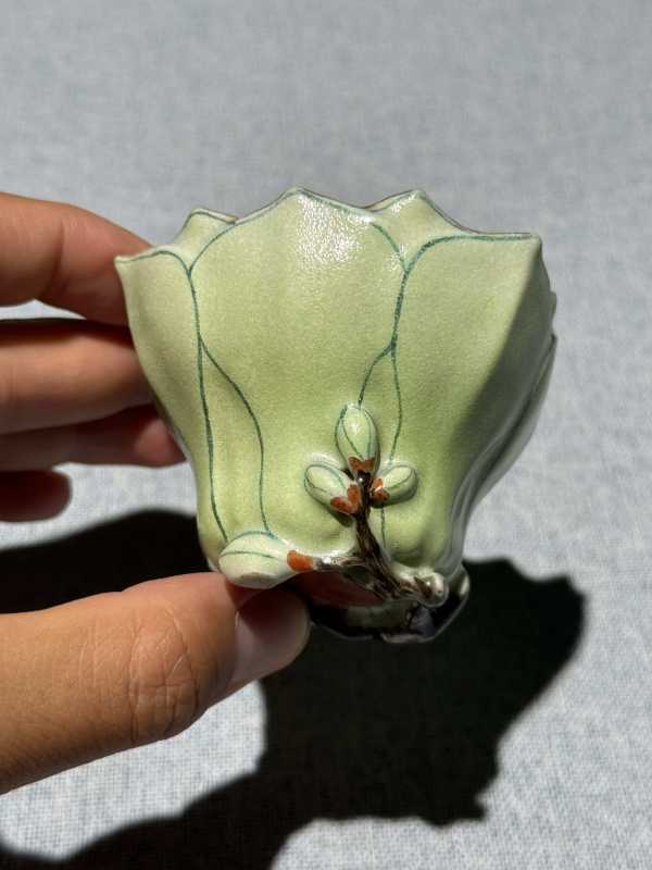 清乾隆 内松石绿外粉彩堆塑玉兰花口杯 - 图5