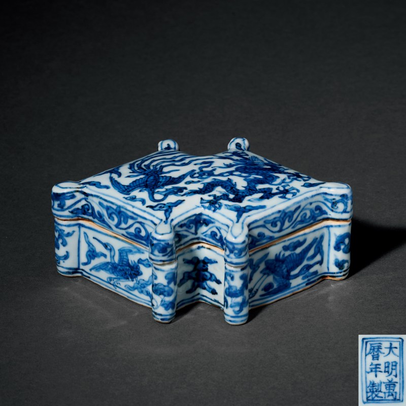 明万历 青花龙凤纹方胜盒 - 图1
