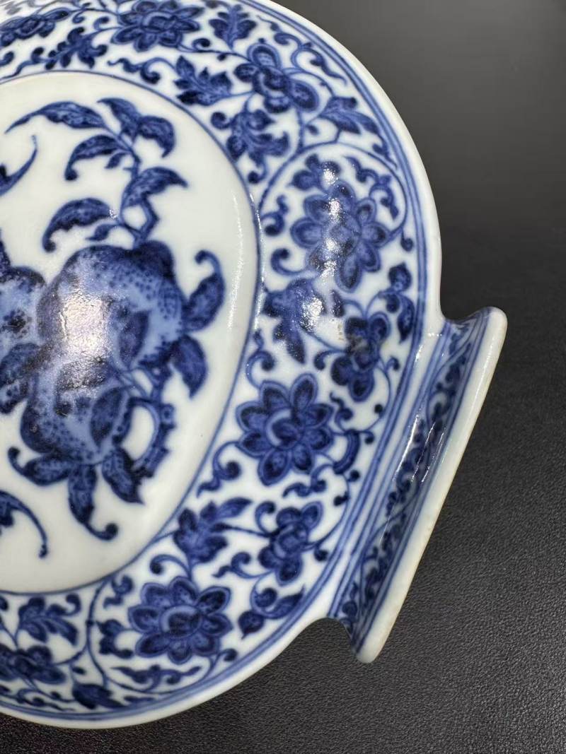 清乾隆 青花缠枝花卉福寿纹抱月瓶 - 图6