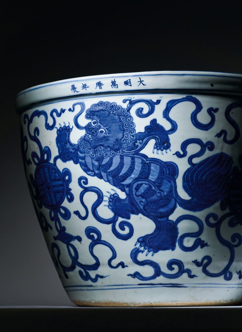 明万历 青花狮子戏绣球纹大缸 - 图2