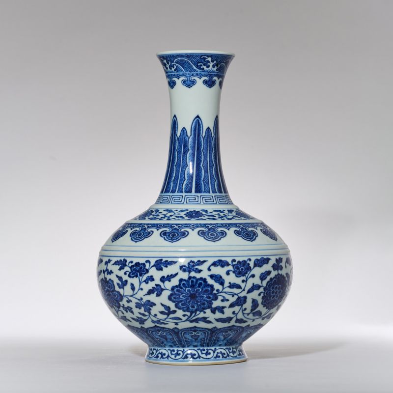 清嘉庆 青花缠枝莲纹玉堂春瓶 - 图2