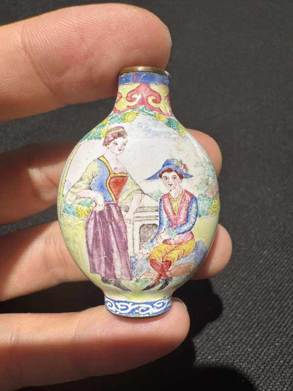 清 铜胎画珐琅西洋人物烟壶 - 图6