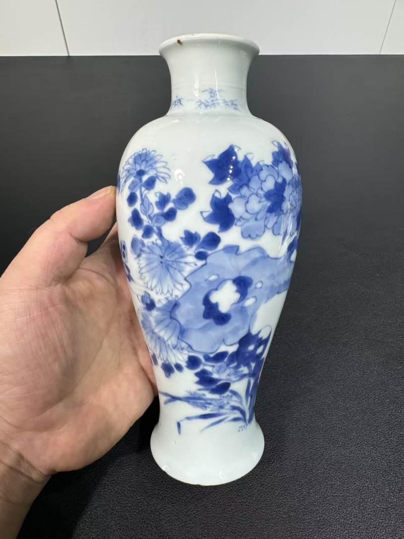 清康熙 青花洞石花蝶纹小观音瓶 - 图3