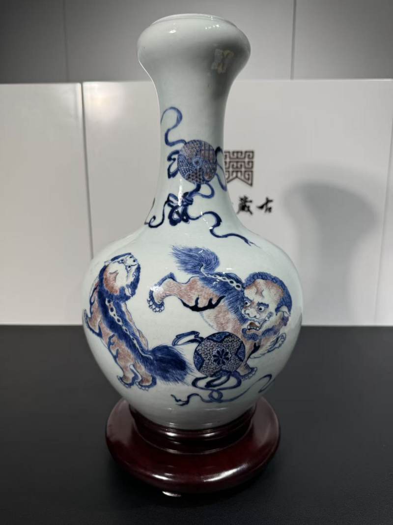 清乾隆 青花釉里红狮子绣球纹洗口瓶 - 图2