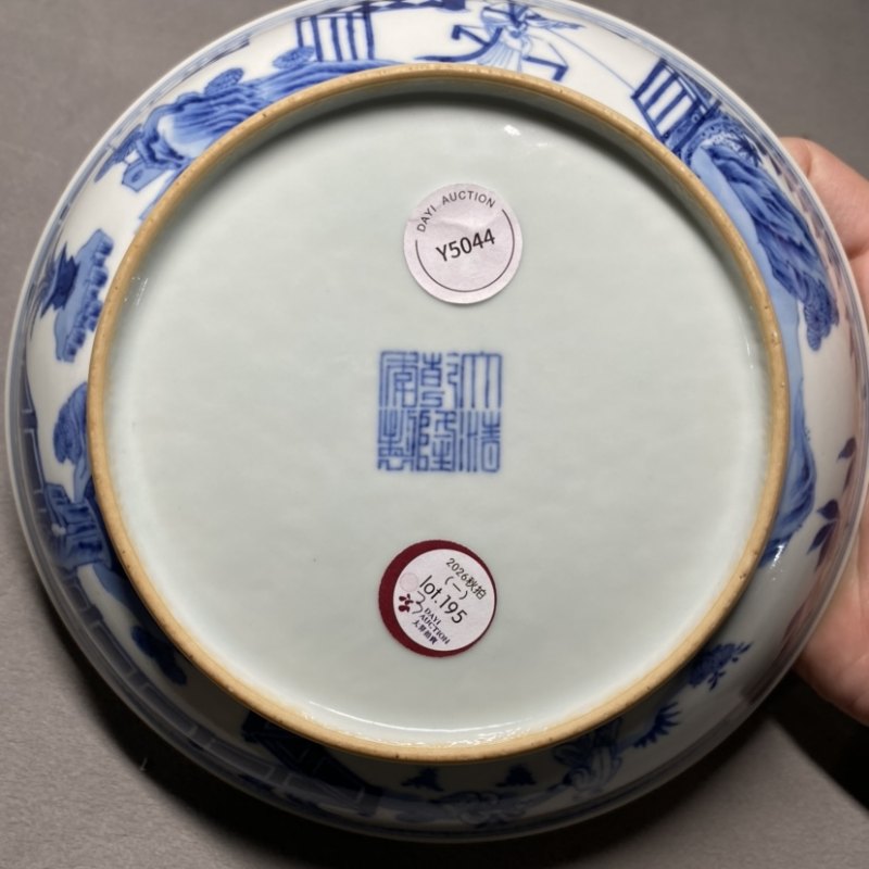 清乾隆 青花内岁寒三友外庭院仕女图盘 - 图10