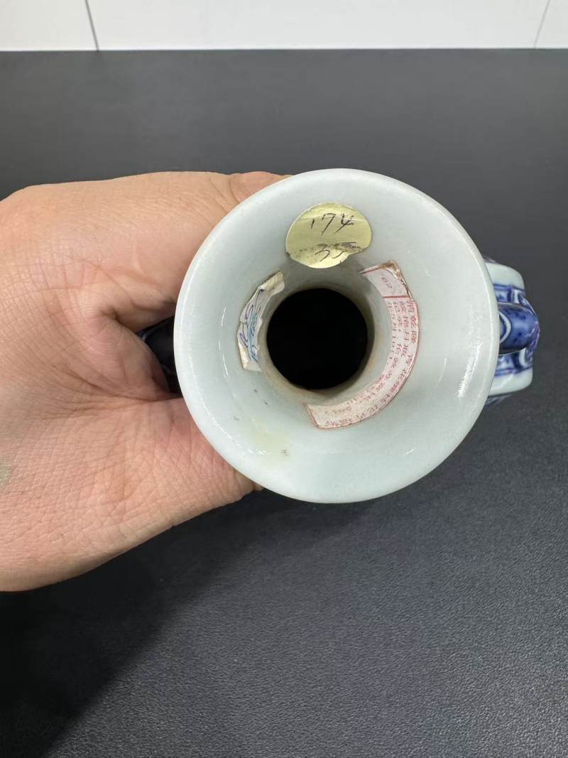 清乾隆 青花缠枝花卉福寿纹抱月瓶 - 图7