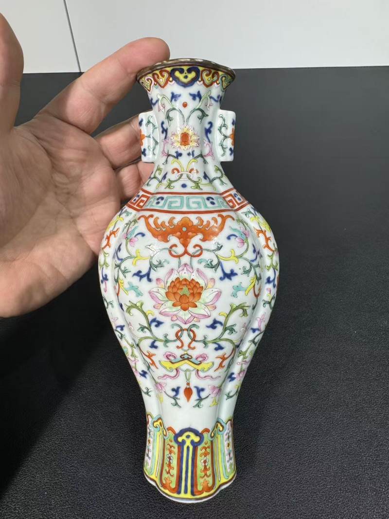 清乾隆 青花加彩缠枝花卉贯耳海棠瓶 - 图3