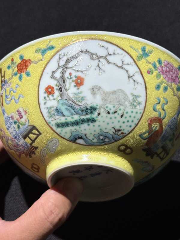 清光绪 内青花外黄地轧道洋彩开光三阳开泰图膳碗 - 图11