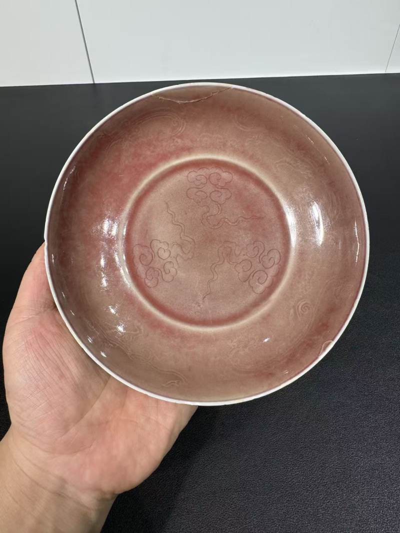 清康熙 红釉暗刻云龙纹盘 - 图2