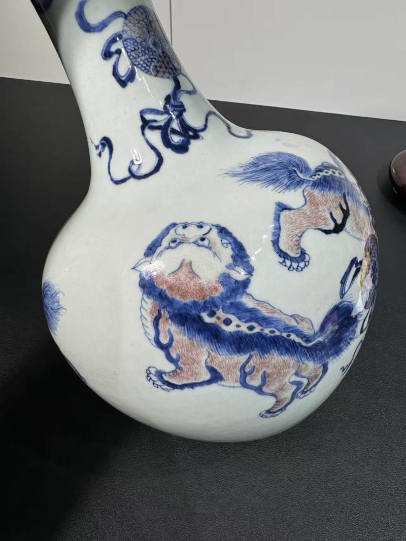 清乾隆 青花釉里红狮子绣球纹洗口瓶 - 图3