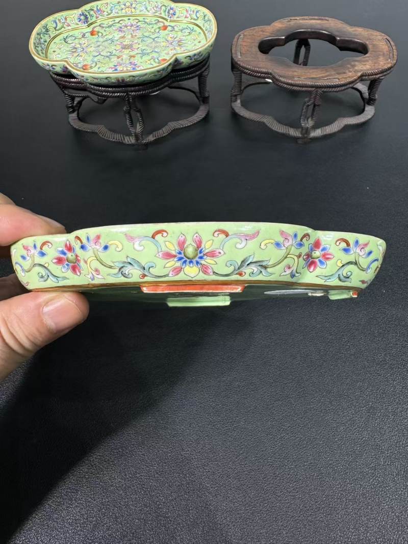 清嘉庆 秋葵绿地粉彩西蕃莲纹海棠洗一对 - 图8