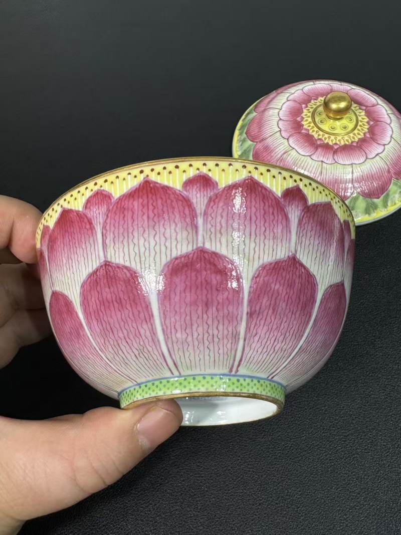 清道光 粉彩描金莲花盖碗一对 - 图2