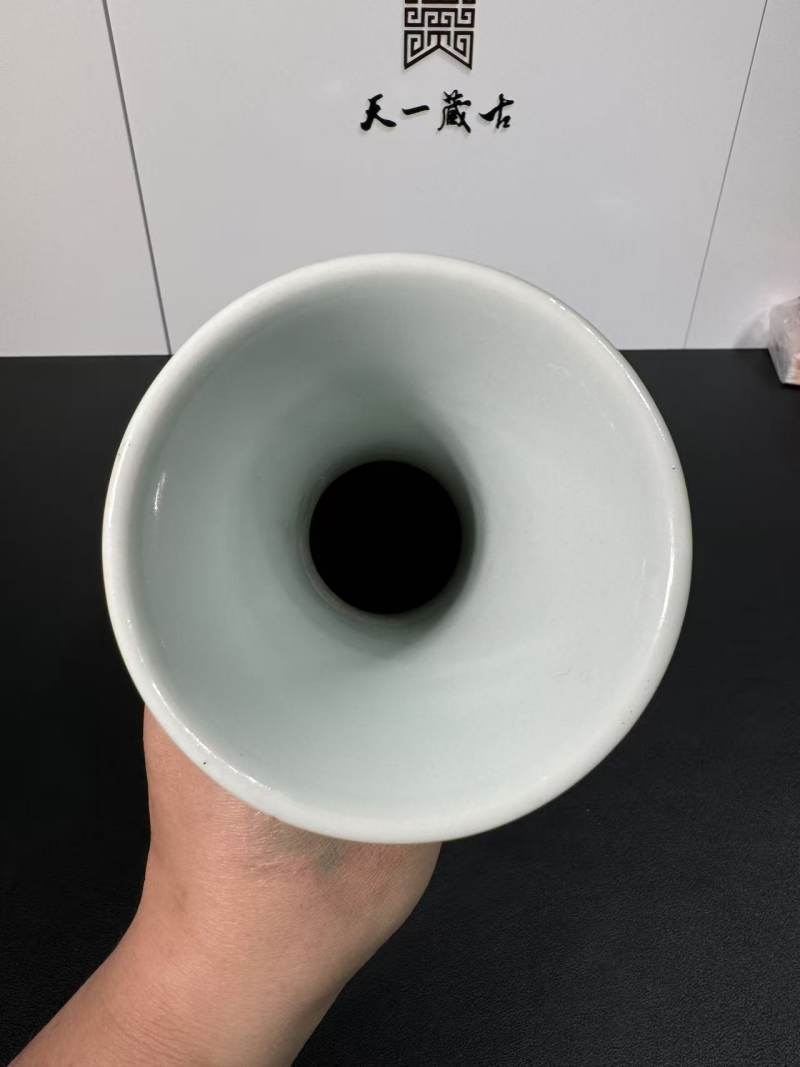清乾隆 青花缠枝莲纹赏瓶 - 图8