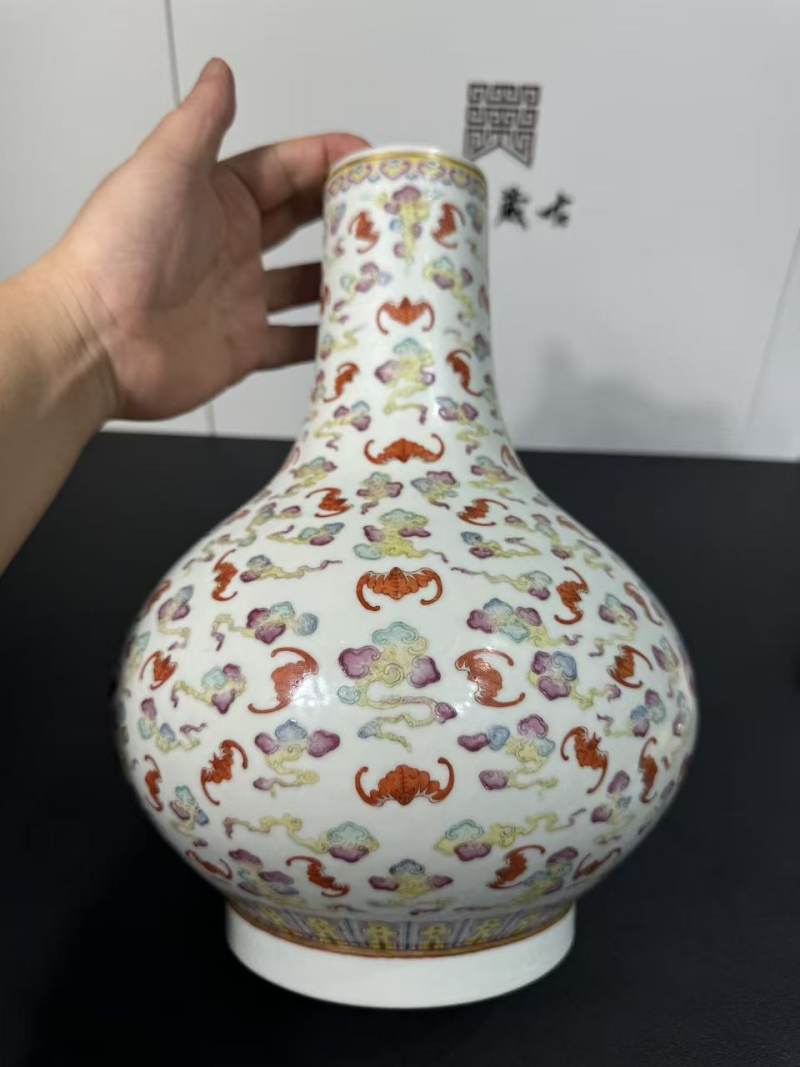 清光绪 粉彩云福纹荸荠瓶 - 图3