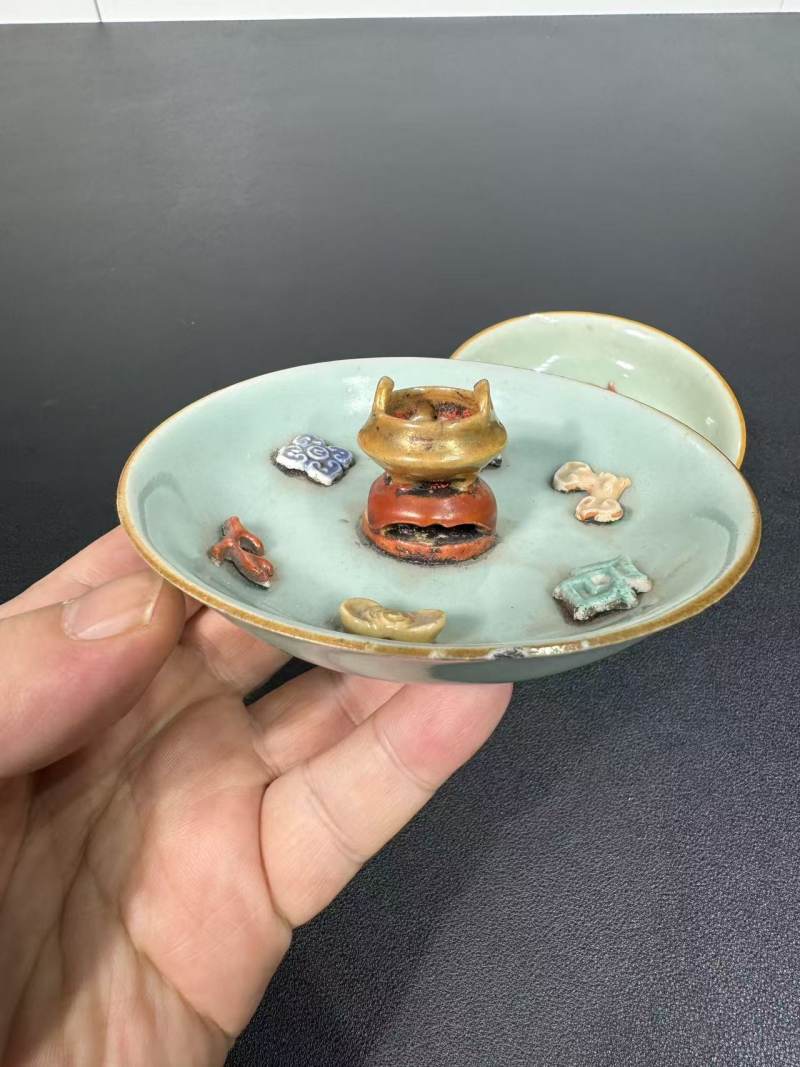 清中期 粉青釉堆塑杂宝纹香盘一对 - 图3
