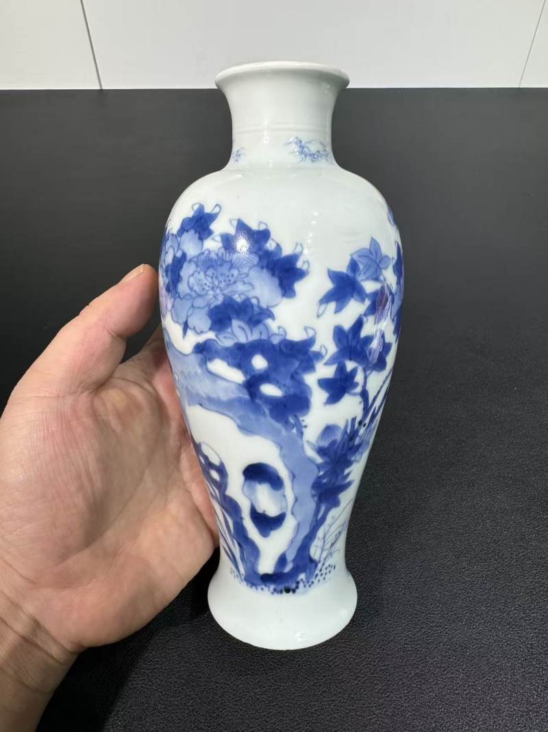 清康熙 青花洞石花蝶纹小观音瓶 - 图4