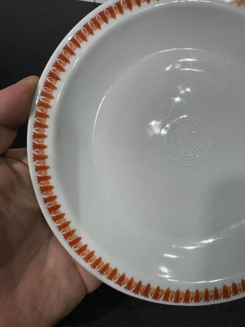 清康熙 矾红彩洪福齐天暗刻双龙捧寿纹盘 - 图4