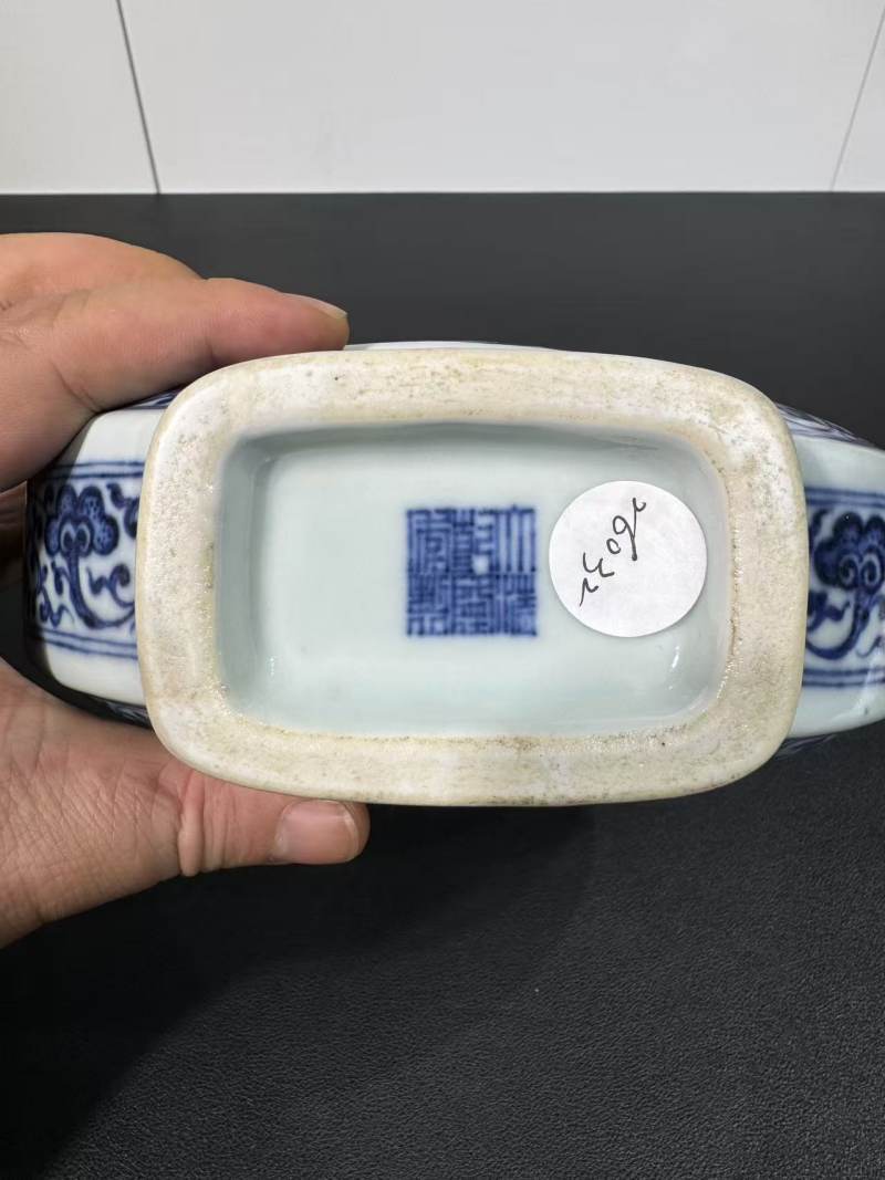 清乾隆 青花缠枝花卉福寿纹抱月瓶 - 图8