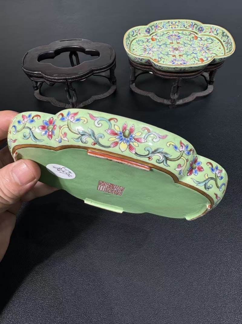 清嘉庆 秋葵绿地粉彩西蕃莲纹海棠洗一对 - 图9