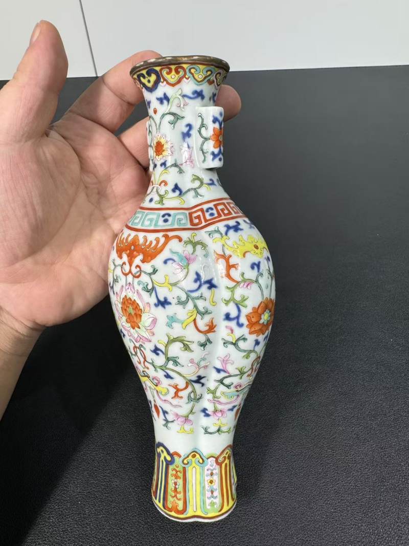 清乾隆 青花加彩缠枝花卉贯耳海棠瓶 - 图4