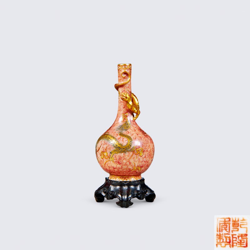 清乾隆 矾红描金攀螭龙纹小胆瓶