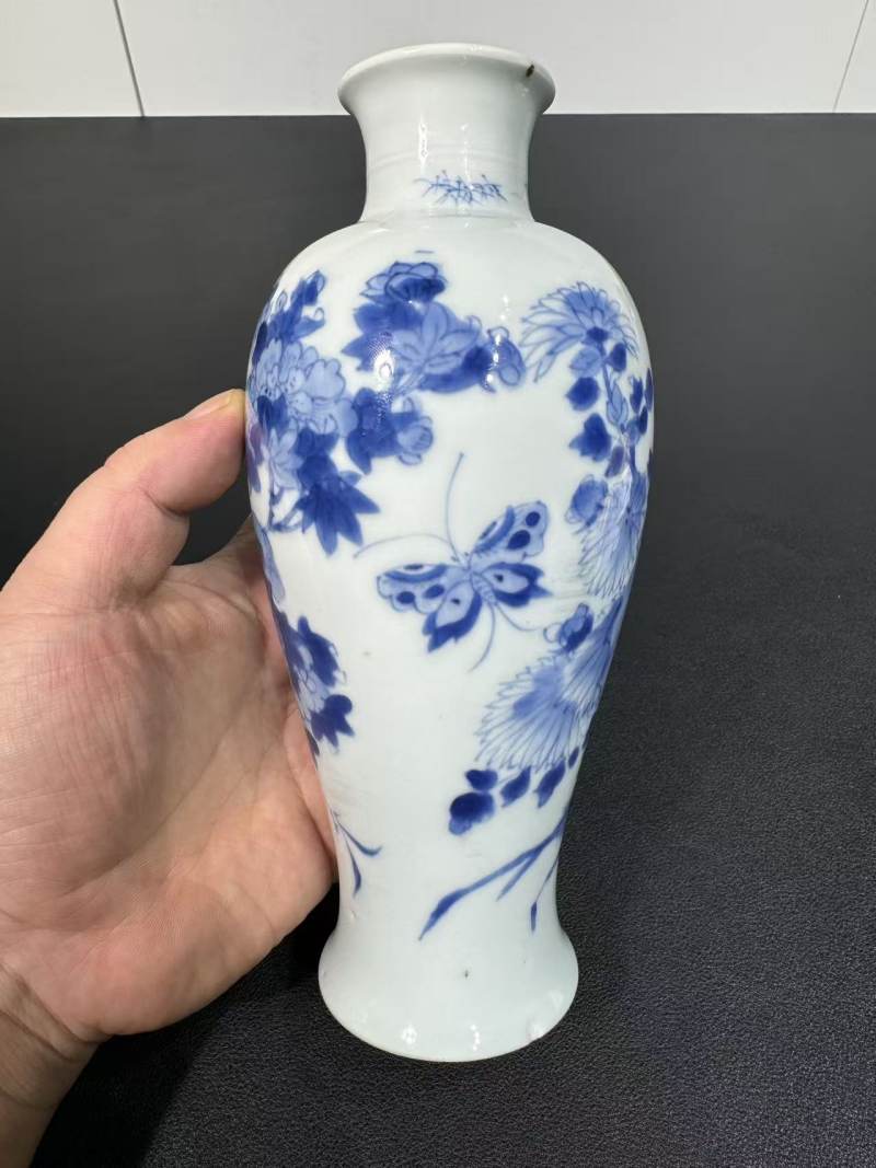 清康熙 青花洞石花蝶纹小观音瓶 - 图5