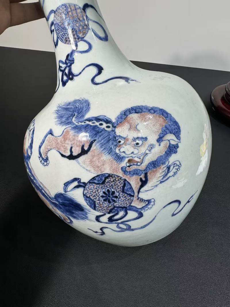清乾隆 青花釉里红狮子绣球纹洗口瓶 - 图4