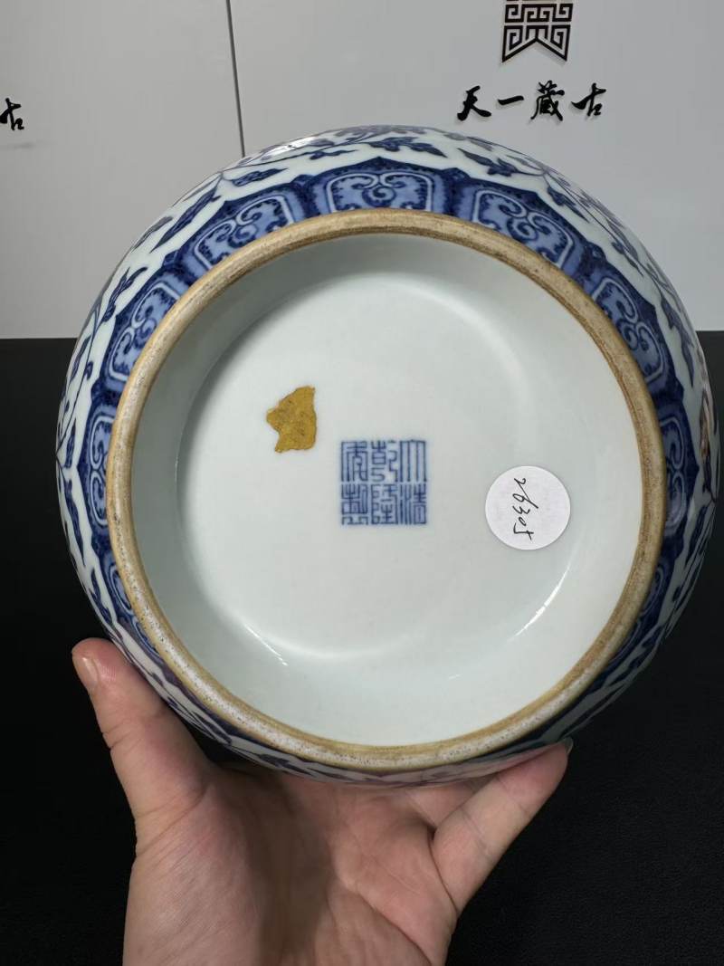 清乾隆 青花缠枝莲纹赏瓶 - 图9